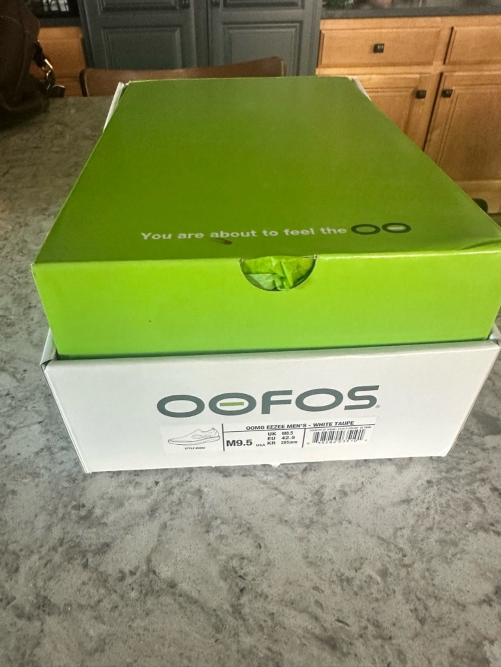 OOFOS OOMG Eezee Men's slip-on shoes. Size M9.5